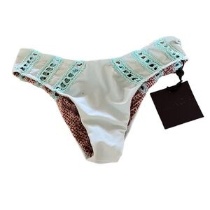 Acacia Bottoms BNWT Flaw